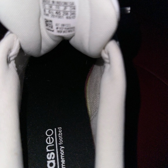 Adidas athletic shoes - Picture 5 of 7